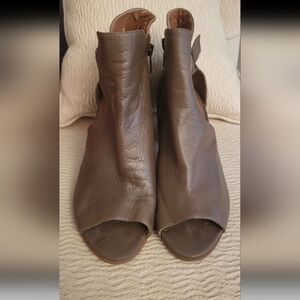 Steve Madden Brown Leather Mules Sleek Design